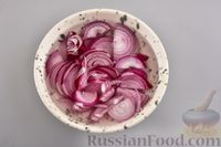Фото приготовления рецепта: Салат с курицей, яблоком и луком - шаг №3