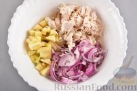 Фото приготовления рецепта: Салат с курицей, яблоком и луком - шаг №6