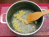 Фото приготовления рецепта: Томатный суп с куриной печенью - шаг №2