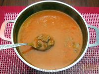 Фото приготовления рецепта: Томатный суп с куриной печенью - шаг №13