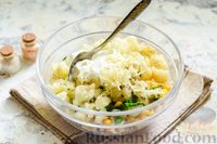 Фото приготовления рецепта: Салат с цветной капустой, копченой курицей, кукурузой и сыром - шаг №10