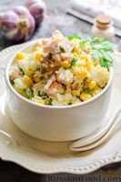 Фото приготовления рецепта: Салат с цветной капустой, копченой курицей, кукурузой и сыром - шаг №13
