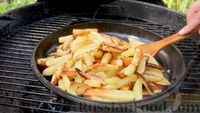 Фото приготовления рецепта: Жареный картофель с лесными грибами - шаг №9