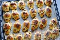 Фото приготовления рецепта: Дрожжевые булочки на кефире, со сливами - шаг №18