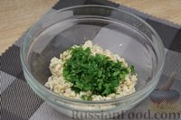 Фото приготовления рецепта: Овсянка с консервированным горошком, чесноком и зеленью - шаг №6