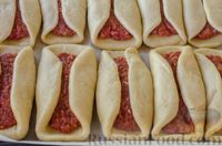 Фото приготовления рецепта: Открытые пирожки с пикантной начинкой из мясного фарша с овощами - шаг №20