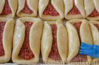 Фото приготовления рецепта: Открытые пирожки с пикантной начинкой из мясного фарша с овощами - шаг №22