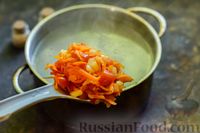 Фото приготовления рецепта: Куриный суп с лапшой удон и варёными яйцами - шаг №7