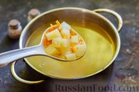 Фото приготовления рецепта: Куриный суп с лапшой удон и варёными яйцами - шаг №8