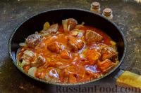 Фото приготовления рецепта: Говяжий суп с болгарским перцем и томатной пастой - шаг №6