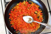 Фото приготовления рецепта: Рыба, запечённая под соусом из сладкого перца и помидоров - шаг №12