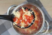 Фото приготовления рецепта: Куриный суп с помидорами и яйцами - шаг №8