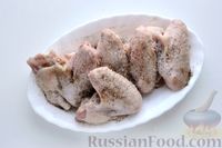 Фото приготовления рецепта: Куриные крылышки, запечённые с капустой и сладким перцем (в рукаве) - шаг №9