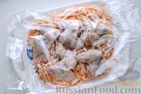 Фото приготовления рецепта: Куриные крылышки, запечённые с капустой и сладким перцем (в рукаве) - шаг №11