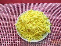 Фото приготовления рецепта: Запеканка из цветной капусты с колбасой и сыром - шаг №6