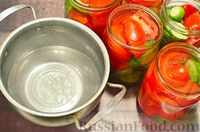 Фото приготовления рецепта: Салат из помидоров и огурцов (на зиму) - шаг №9