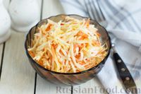 Фото к рецепту: Салат из сельдерея с морковью и сыром