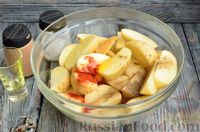 Фото приготовления рецепта: Голени индейки в сметанно-горчичном соусе, запечённые с картофелем - шаг №7