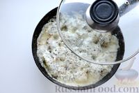 Фото приготовления рецепта: Минтай, тушенный в сметанно-майонезном соусе - шаг №11