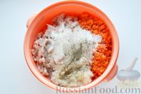 Фото приготовления рецепта: Запечённые котлеты из куриного фарша с морковью - шаг №4