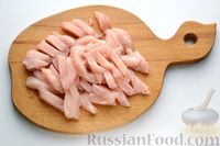 Фото приготовления рецепта: Куриная грудка, тушенная с болгарским перцем в сметанно-чесночном соусе - шаг №2