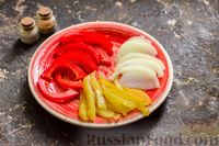 Фото приготовления рецепта: Рулетики из куриного филе, с сыром, беконом и маринованными огурцами - шаг №3