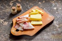 Фото приготовления рецепта: Рулетики из куриного филе, с сыром, беконом и маринованными огурцами - шаг №4