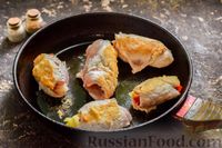 Фото приготовления рецепта: Рулетики из куриного филе, с сыром, беконом и маринованными огурцами - шаг №7