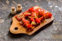 Фото приготовления рецепта: Салат с печенью, сладким перцем, помидорами и орехами - шаг №7