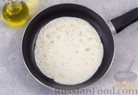 Фото приготовления рецепта: Яичный блинчик с сыром - шаг №5