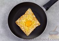 Фото приготовления рецепта: Яичный блинчик с сыром - шаг №7