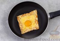 Фото приготовления рецепта: Яичный блинчик с сыром - шаг №8