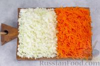 Фото приготовления рецепта: Куриное филе, запечённое с морковью и луком - шаг №2