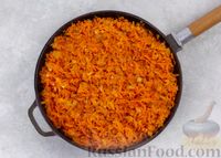 Фото приготовления рецепта: Куриное филе, запечённое с морковью и луком - шаг №5