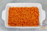 Фото приготовления рецепта: Куриное филе, запечённое с морковью и луком - шаг №7