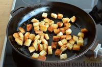 Фото приготовления рецепта: Салат с колбасой, помидорами, сыром, сухариками и маком - шаг №4