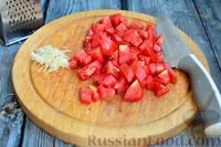 Фото приготовления рецепта: Салат с колбасой, помидорами, сыром, сухариками и маком - шаг №6