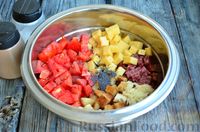 Фото приготовления рецепта: Салат с колбасой, помидорами, сыром, сухариками и маком - шаг №7