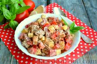 Фото приготовления рецепта: Салат с колбасой, помидорами, сыром, сухариками и маком - шаг №10