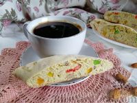Фото к рецепту: Печенье кантучини с орехами и цукатами