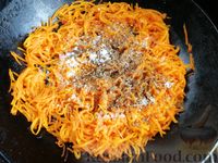 Фото приготовления рецепта: Морковный киш c творогом и зеленью - шаг №10