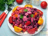 Фото к рецепту: Салат с курицей, свёклой, помидорами и сметанно-горчичной заправкой