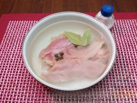 Фото приготовления рецепта: Салат с курицей, свёклой, помидорами и сметанно-горчичной заправкой - шаг №2