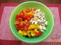 Фото приготовления рецепта: Салат с курицей, свёклой, помидорами и сметанно-горчичной заправкой - шаг №6