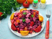 Фото приготовления рецепта: Салат с курицей, свёклой, помидорами и сметанно-горчичной заправкой - шаг №12