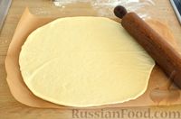 Фото приготовления рецепта: Закрытая пицца с ветчиной и грибами - шаг №14