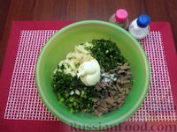 Фото приготовления рецепта: Салат с печенью, яблоками и зеленью - шаг №7