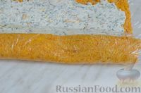Фото приготовления рецепта: Закусочный рулет из моркови со сливочным сыром и зеленью - шаг №17