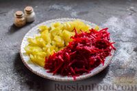 Фото приготовления рецепта: Cвинина, тушенная со свёклой, солёными огурцами и помидорами - шаг №5