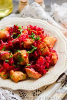 Фото приготовления рецепта: Cвинина, тушенная со свёклой, солёными огурцами и помидорами - шаг №13